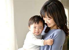 赤ちゃんを抱っこする女性