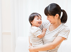 子供を抱っこする女性