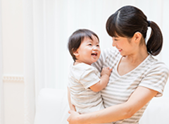 赤ちゃんを抱っこする女性