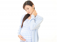 肩こりに悩む妊婦さん