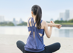 美しい姿勢の女性