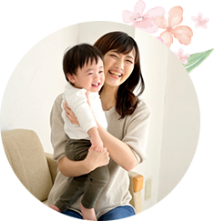 子供を抱っこする女性